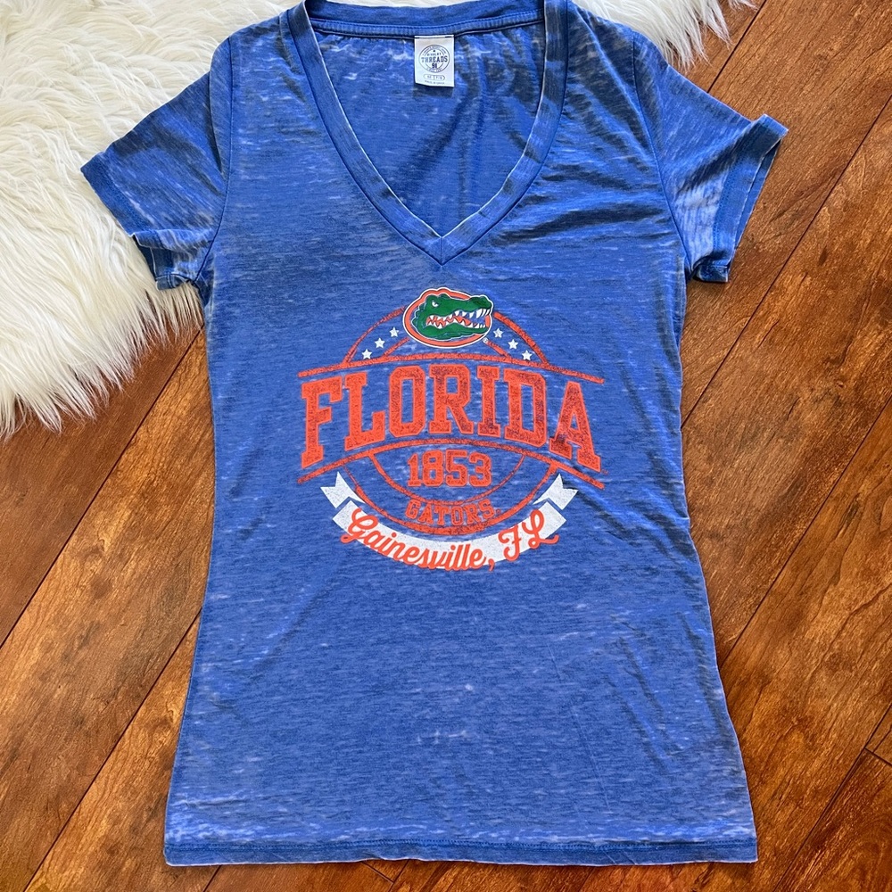 UF Florida Gators Short Sleeve V-Neck Logo T-Shirt - Picture 3 of 8